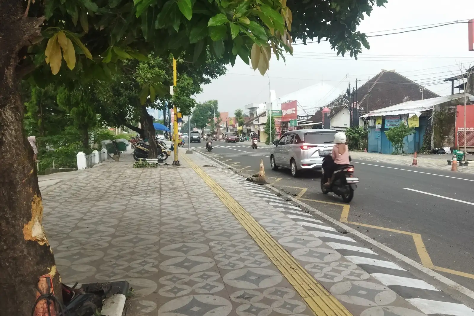 Detik-detik Mobil Oleng Tabrak Motor dan Pohon di Dekat Pasar Jongke Solo