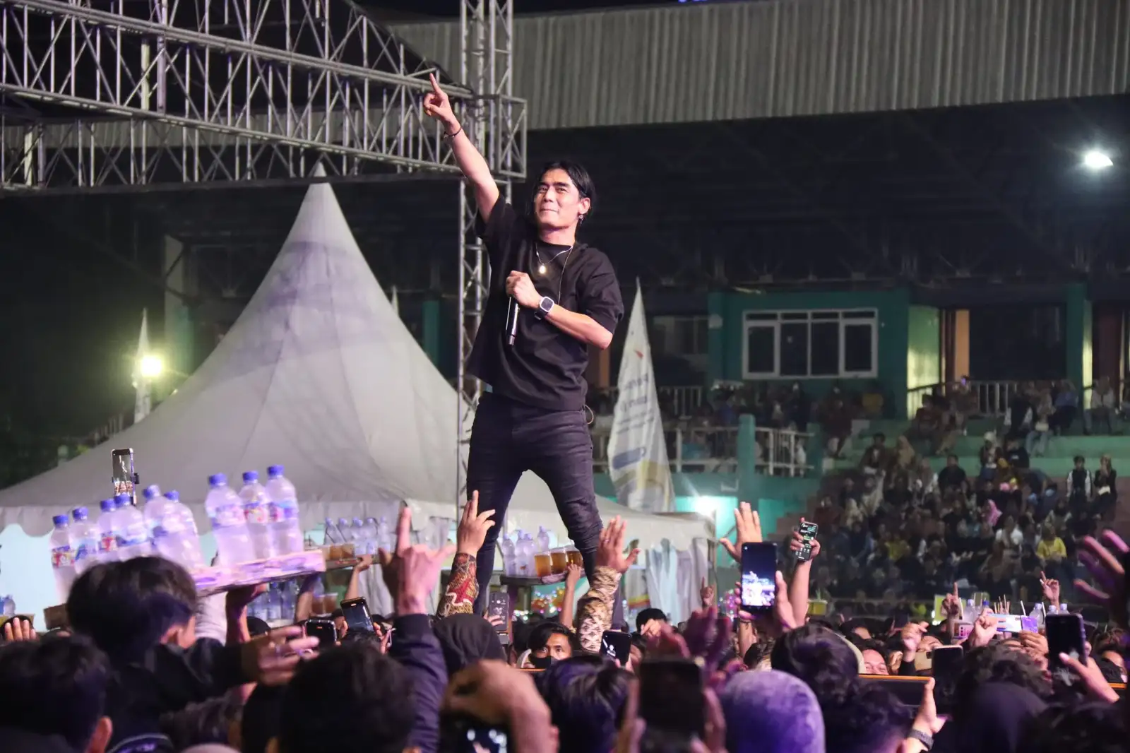 Ribuan Warga Bergoyang Bareng Charly Van Houten di Resepsi HUT ke-275 Blora
