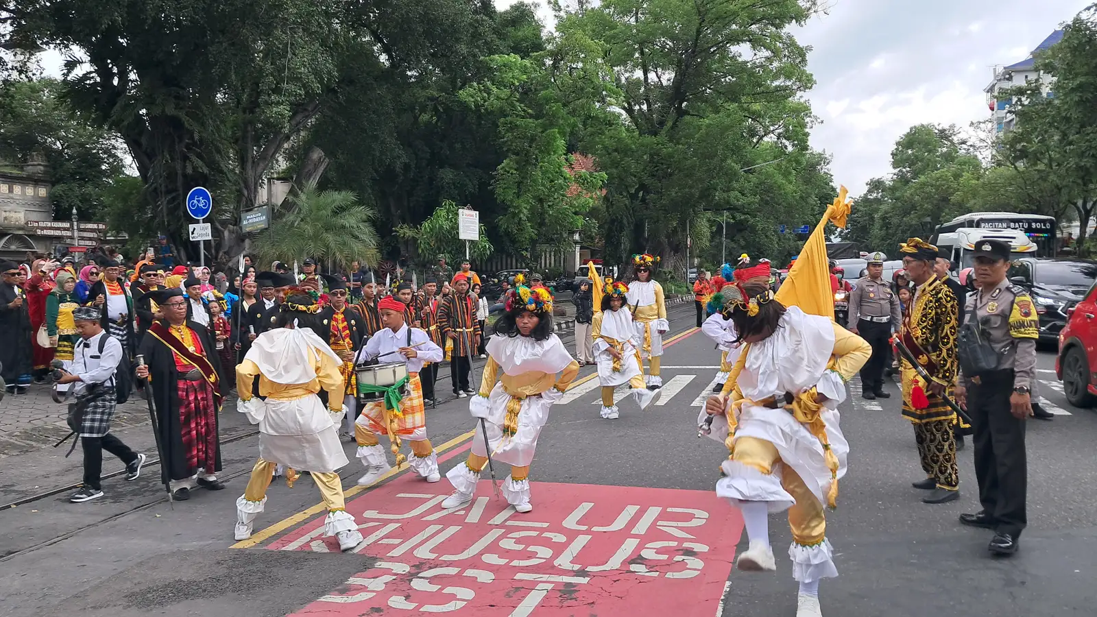 Pasukan dari Berbagai Kerajaan Nusantara Ikuti Kirab Budaya di Sriwedari Solo