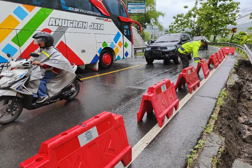 Hujan Bikin Bahu Jalan Jogja-Wonosari Longsor, Pengendara Diimbau Berhati-hati