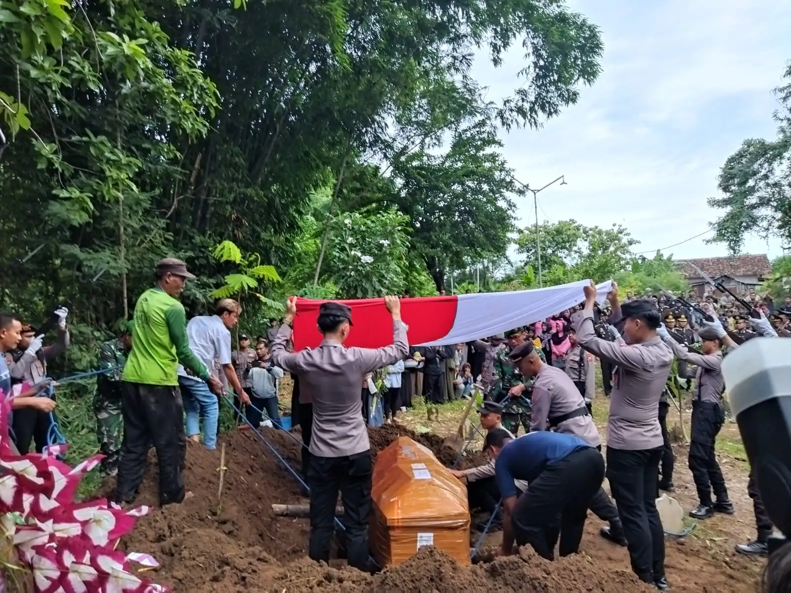 Meninggal Usai Diserang OTK di Papua, Polisi Asal Magetan Dimakamkan