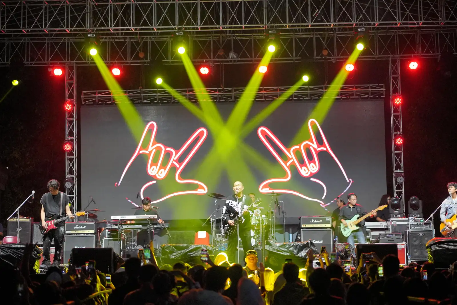 Konser Gempur Rokok Ilegal Bareng Armada Sukses Hangatkan Alun-alun Klaten