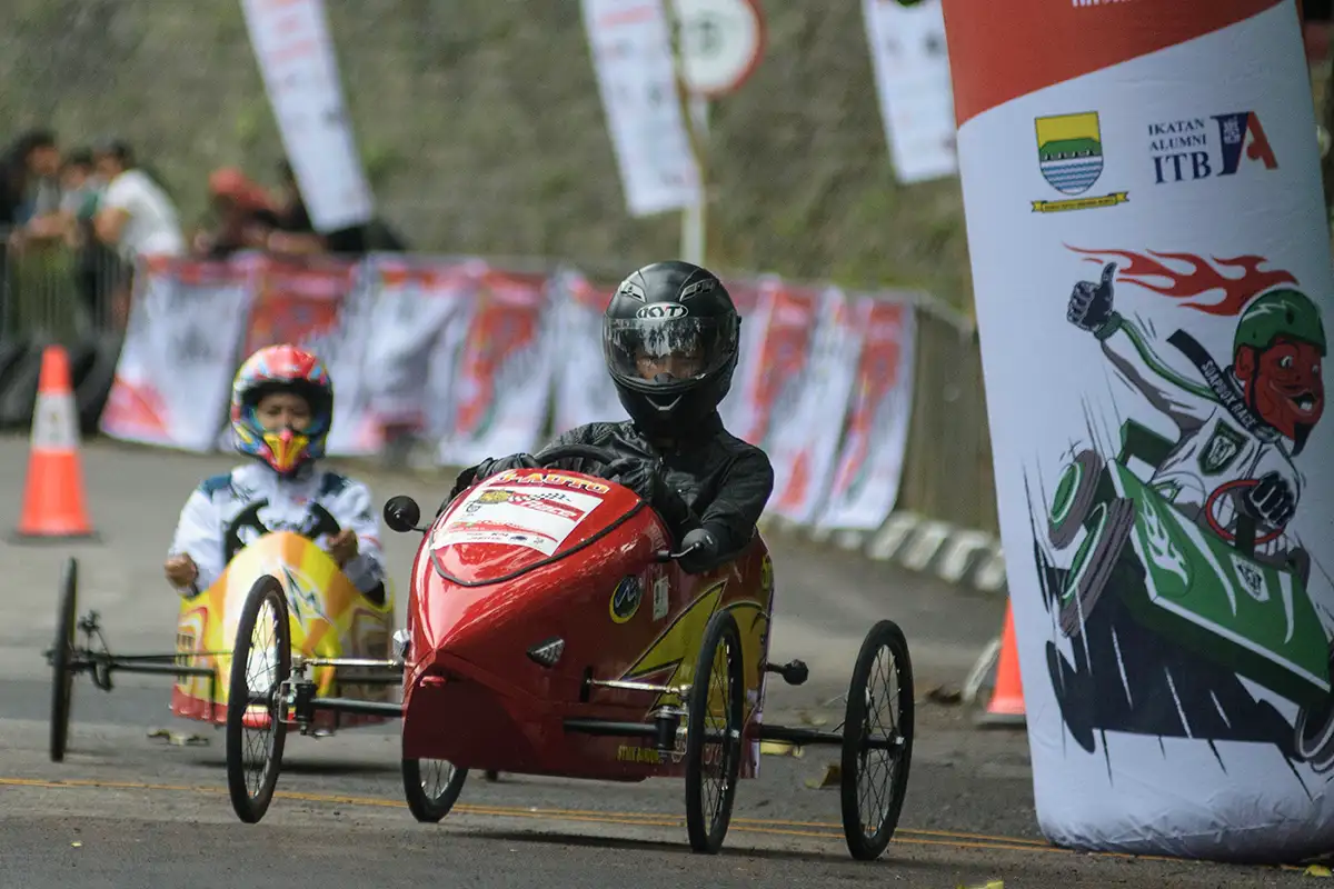 Keseruan Adu Cepat Lomba Balap Kereta Peti Sabun di Bandung