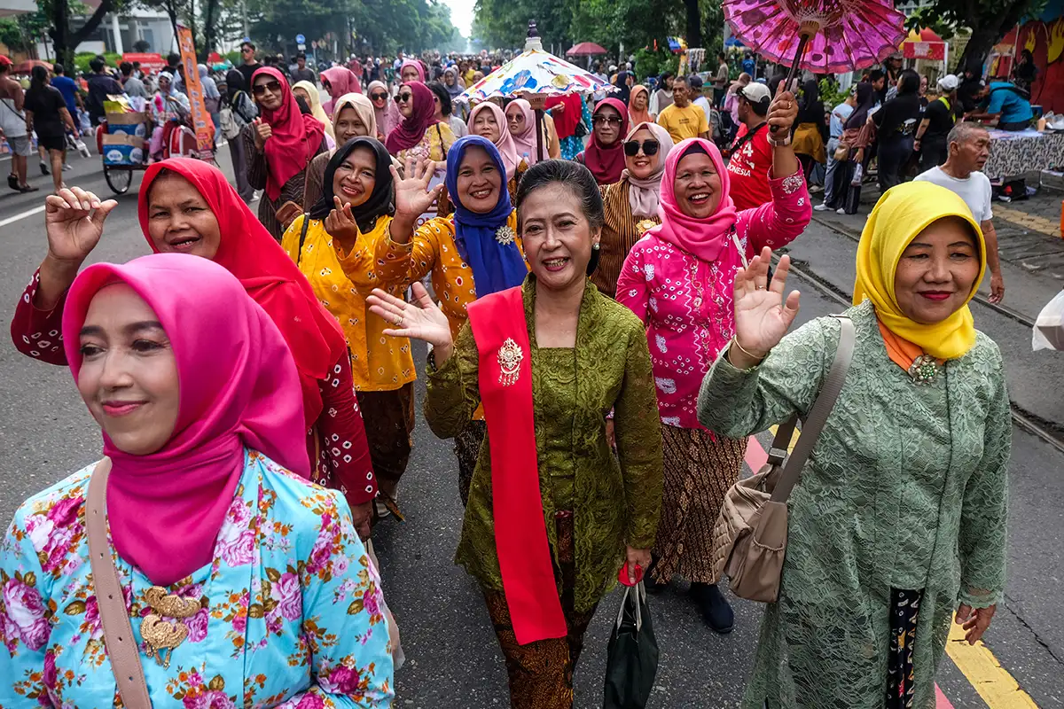 Ratusan Perempuan Berkebaya Ikuti Parade Kebaya Cinta Indonesia di CFD Solo