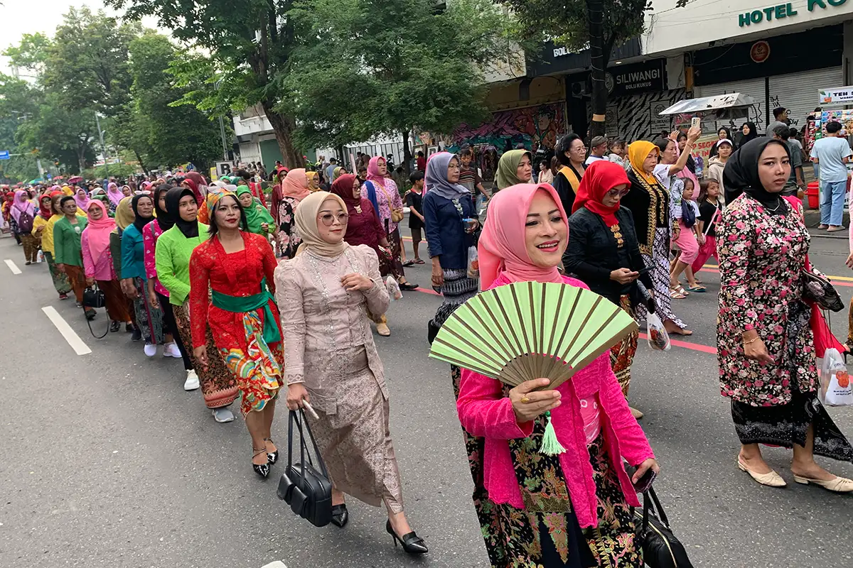 Rayakan Pengakuan UNESCO, Ratusan Perempuan Meriahkan Parade Kebaya di Solo