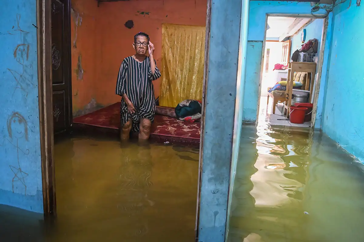 Banjir Rob Rendam Permukiman Warga di Pesisir Tangerang