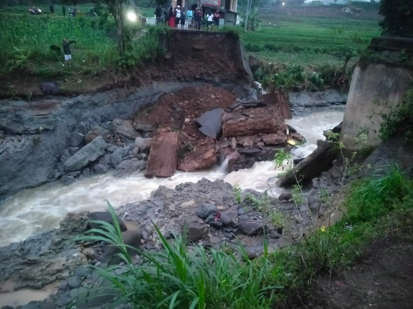 Jembatan Penghubung Jateng-Jatim di Gondang Sragen Putus