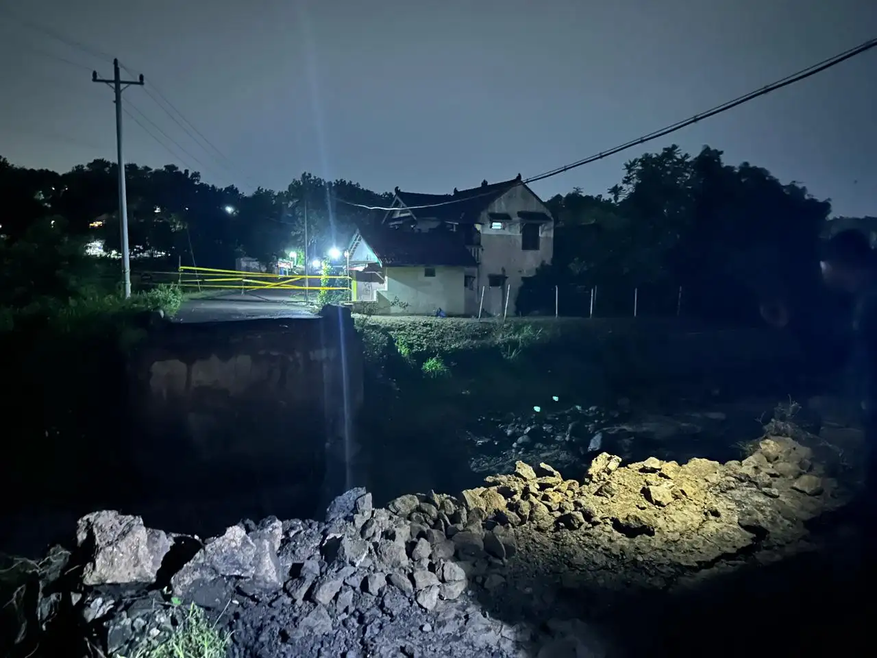 Kesaksian Warga Detik-detik Jembatan Penghubung Jatim-Jateng Ambrol hingga Putus