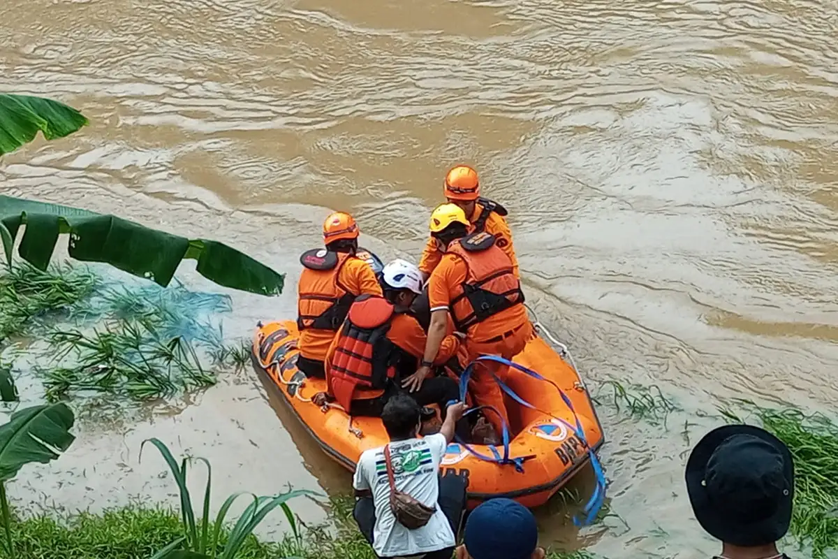 Tim SAR Gabungan Terus Lakukan Pencarian Korban Hanyut di Kali Anyar Solo