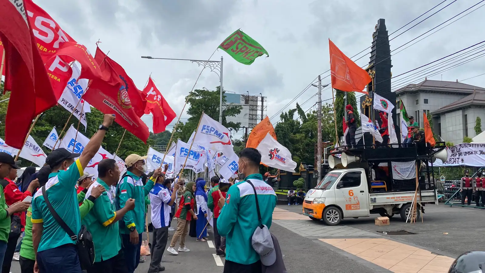 Pemprov Jateng Tak Tetapkan UMSP 2025, Buruh Demo di Depan Gedung Gubernur