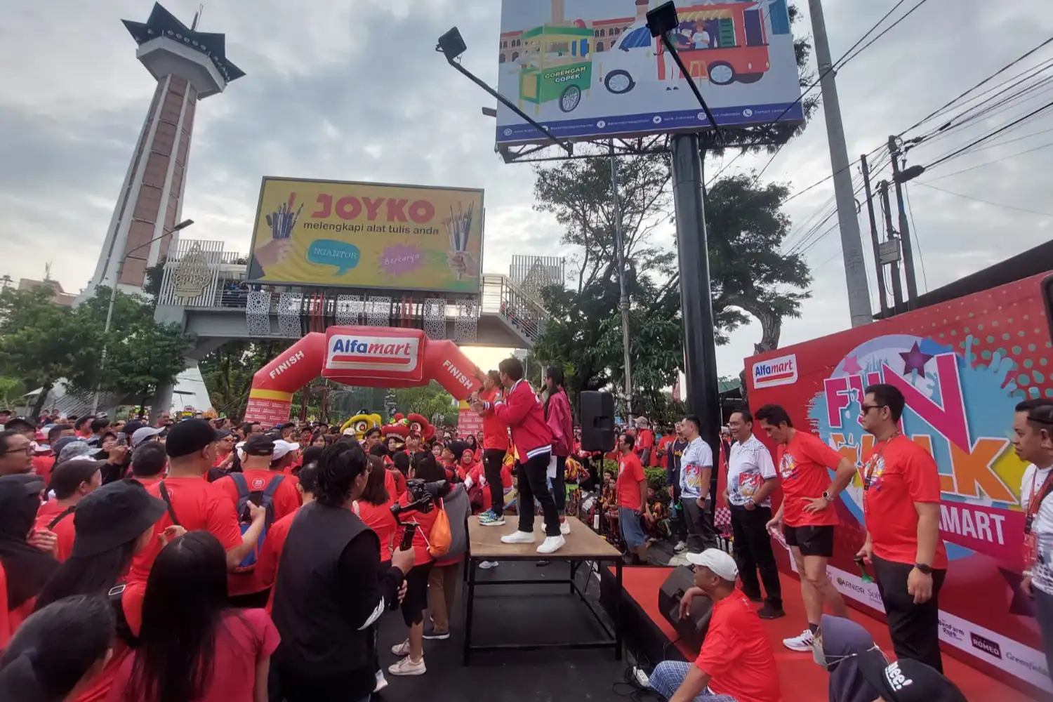 Diikuti 11.000 Lebih Peserta, Fun Walk Alfamart 2024 di Kota Semarang Sukses
