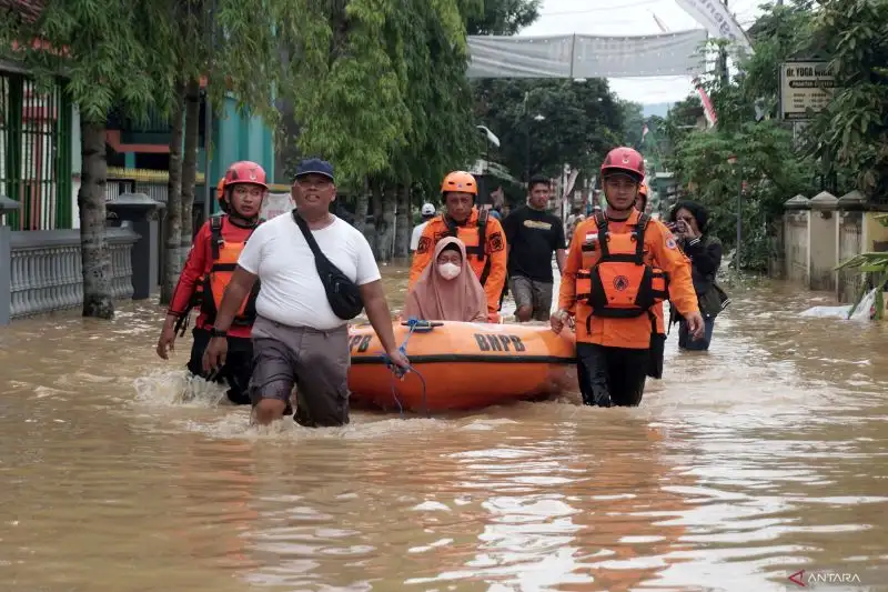 Banjir Terjang Sejumlah Wilayah di Trenggalek, Ketinggian Air Capai 1,5 Meter
