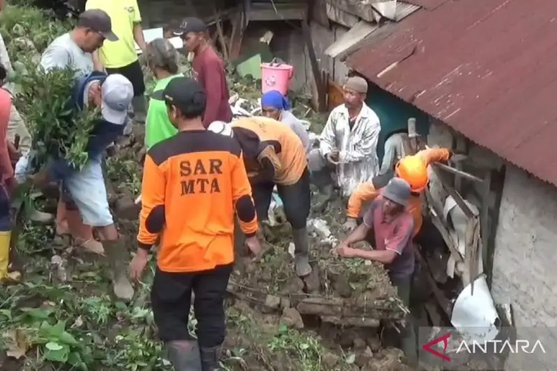 Tebing Setinggi 20 Meter Longsor, Tiga Rumah di Sine Ngawi Rusak