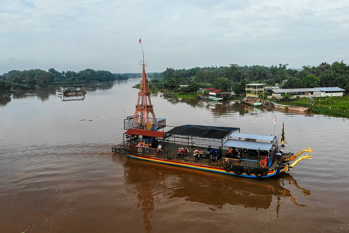 Jasa Perahu Penyeberangan Antarkabupaten di Sungai Brantas Nganjuk