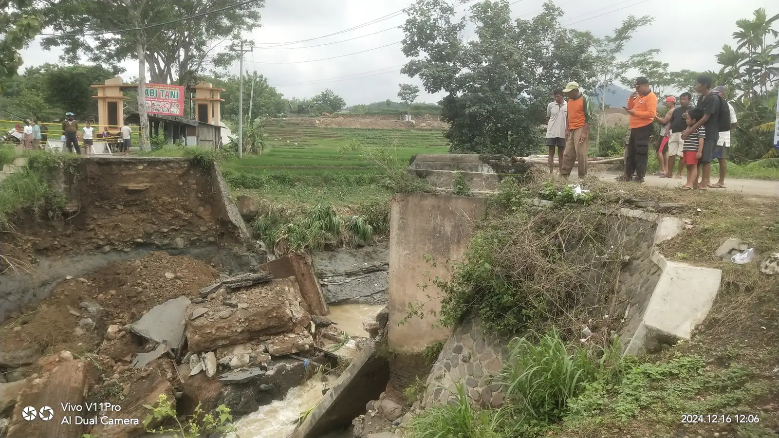 Warga 3 RT di Tunggul Sragen Berswadaya Bangun Jembatan Darurat dari Bambu