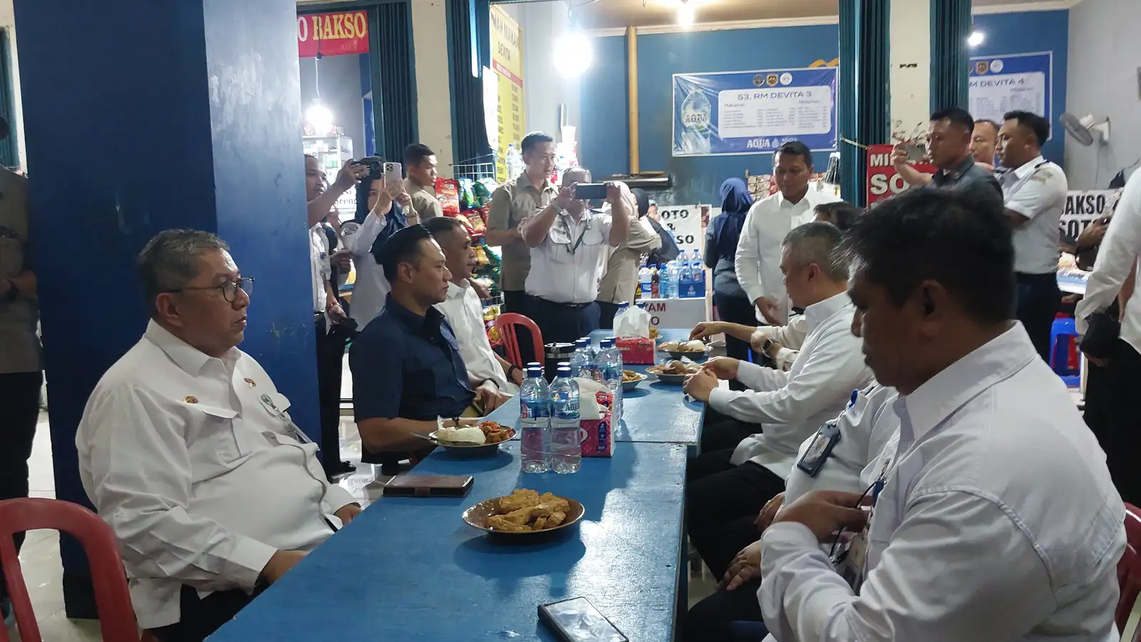 Momen Menko AHY dan Menhub Makan Nasi Gudeg di Warung Terminal Tirtonadi Solo