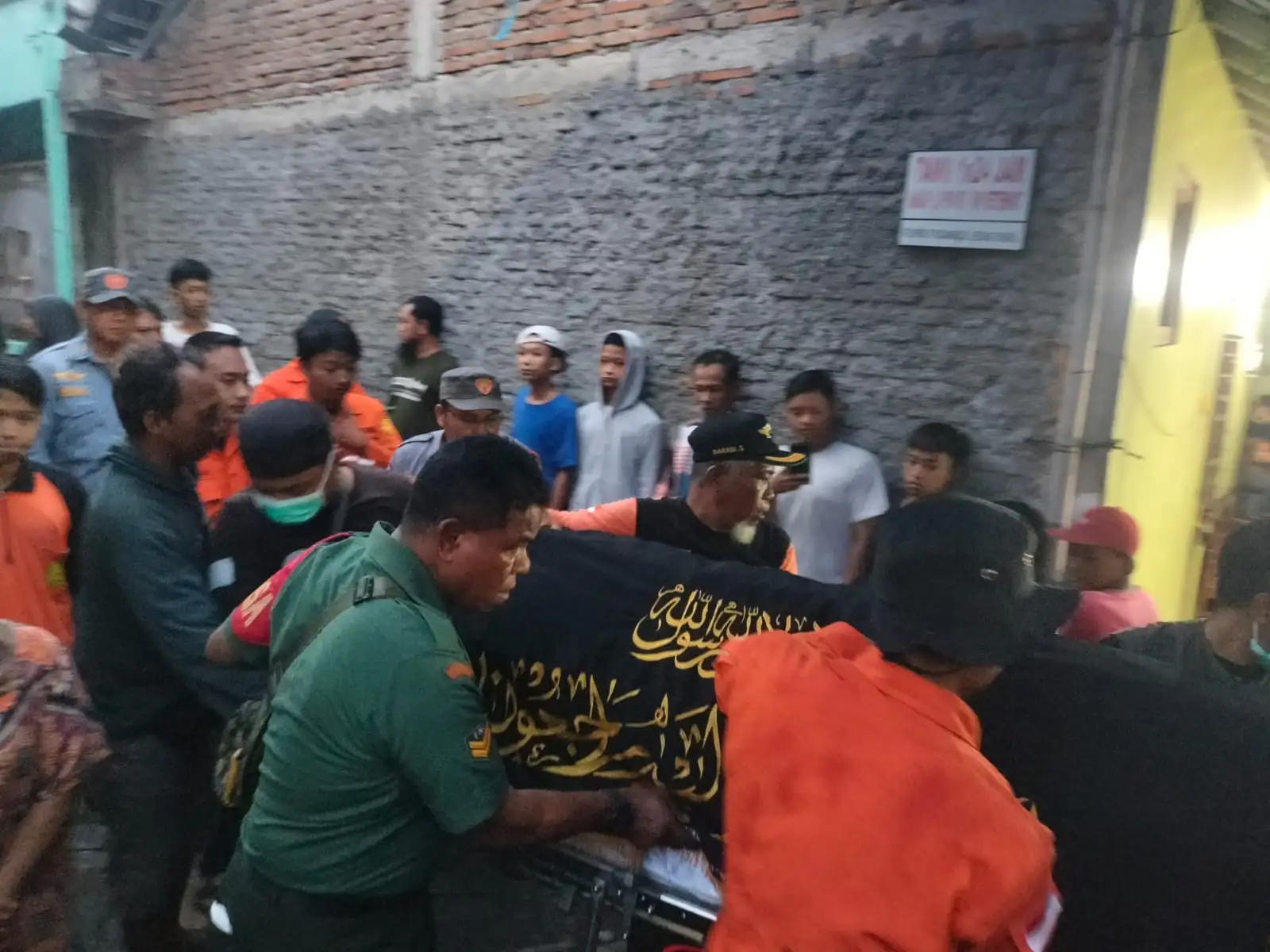 Ditemukan, Jenazah Bocah Terseret Arus Kali Anyar Solo Langsung Dimakamkan