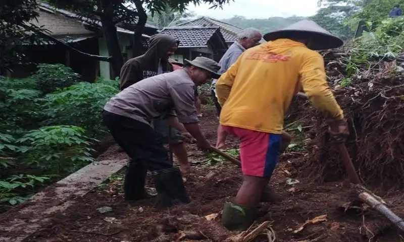 Musim Hujan, Longsor di Desa Sumanding Jepara Tutup Akses Jalan