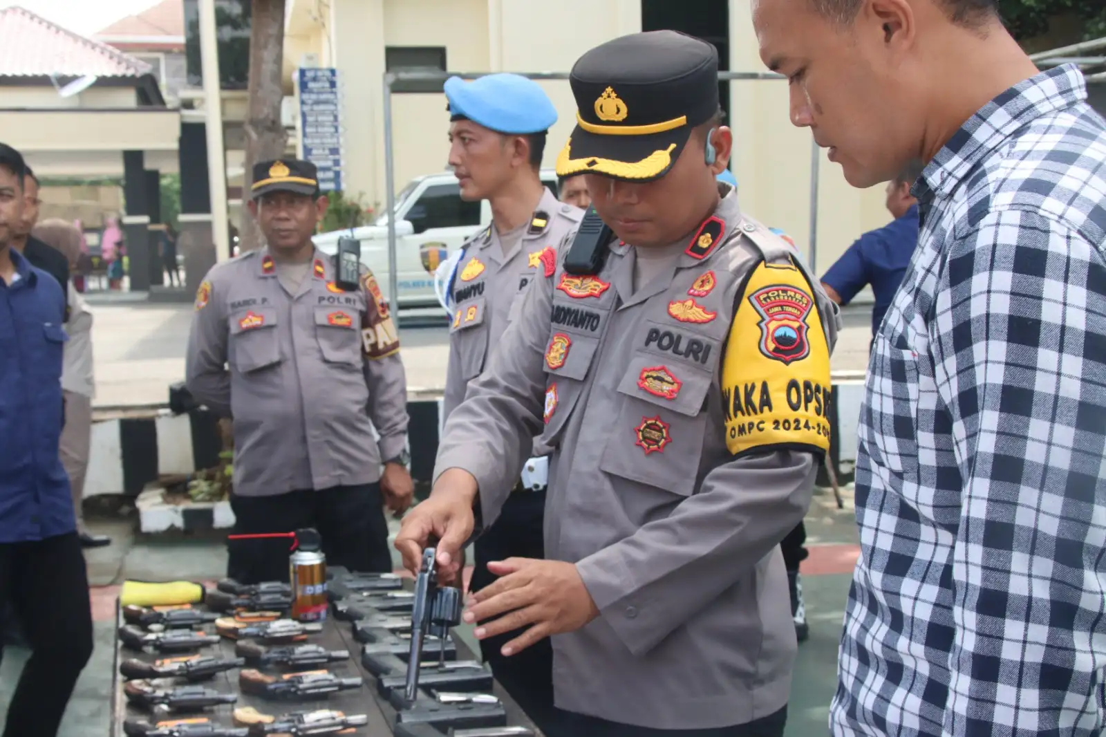 Cek Senjata Api Anggota, Wakapolres Karanganyar Beri Pesan Ini