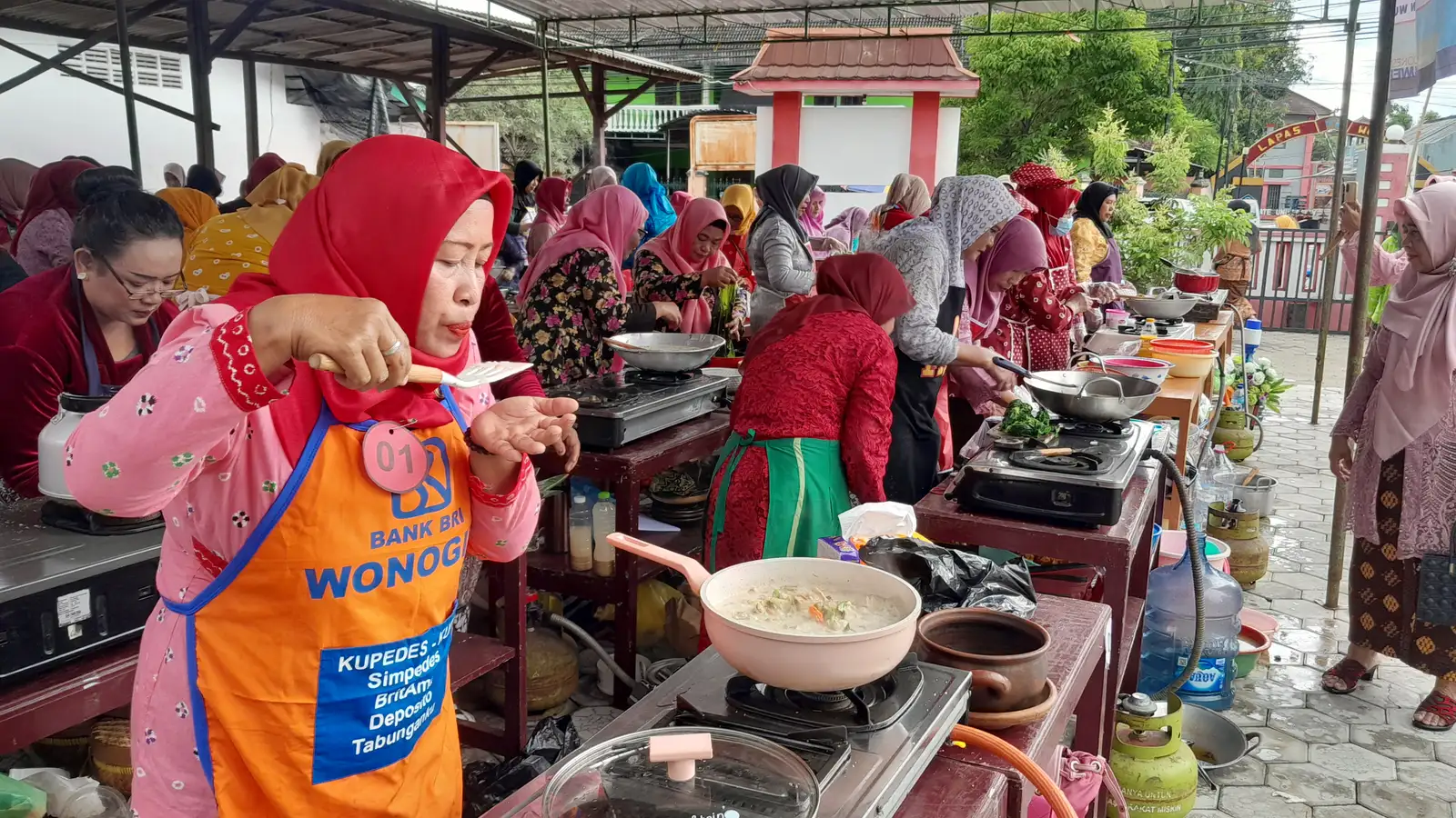 Gayeng! 100-An Emak-Emak Wuryorejo Wonogiri Ramai-Ramai Masak Jangan Lombok