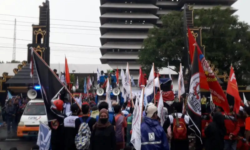 Hujan Deras Tak Surutkan Buruh Tuntut UMSP dan UMSK di Kantor Gubernur Jateng