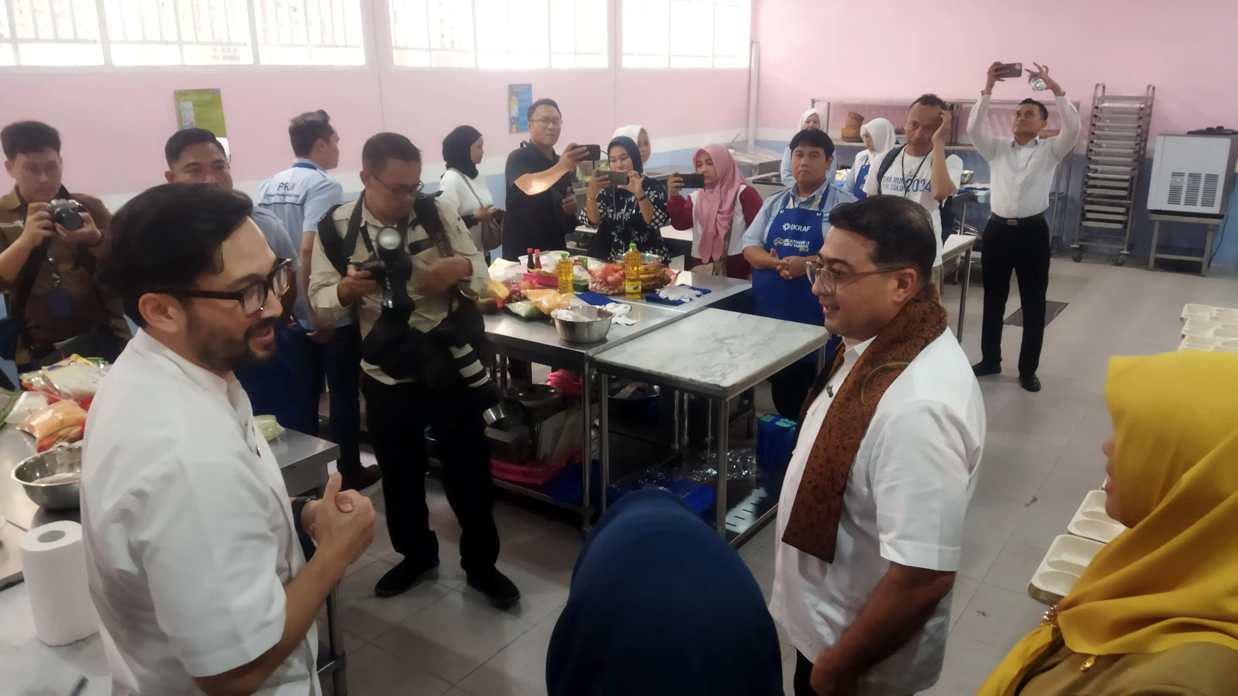 Dihadiri Menteri Ekraf, 30 Orang Ikuti Pelatihan Juru Masak MBG di SMKN 4 Solo