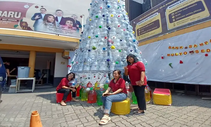 Kreatif! Warga Semarang Bikin Pohon Natal Setinggi 7 Meter dari Galon Bekas