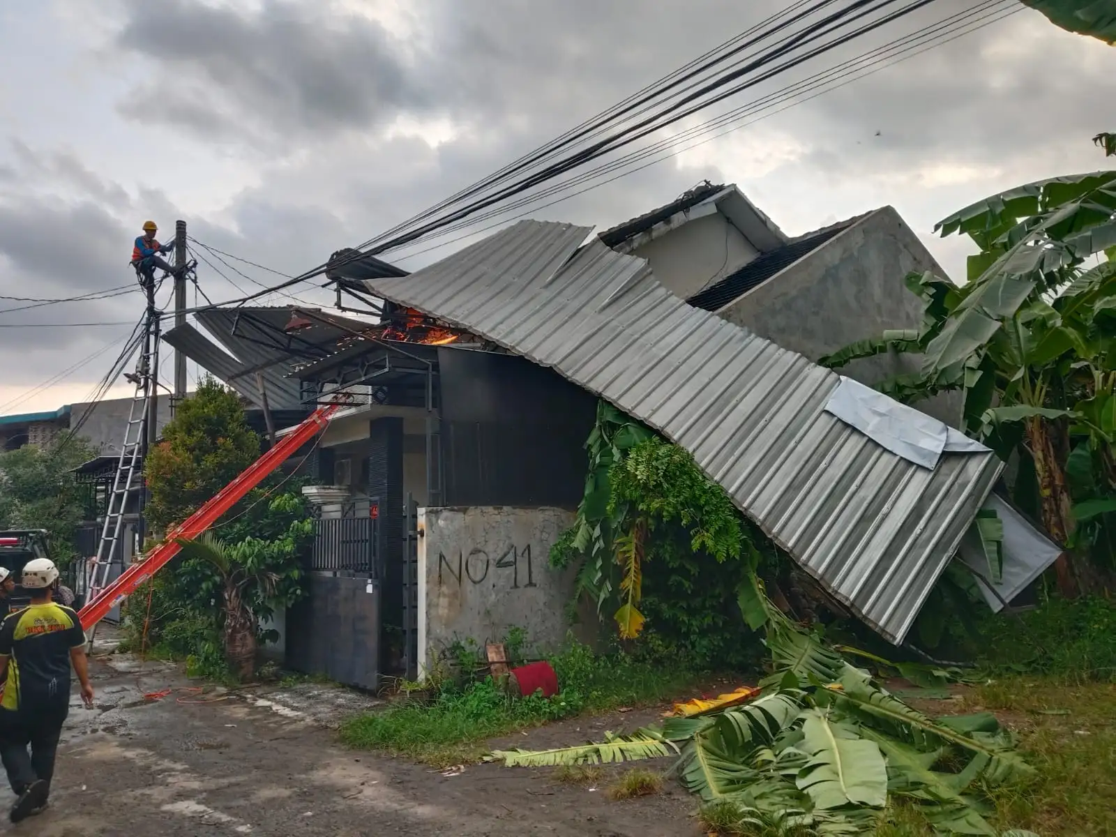 Angin Kencang Terjang 2 Kecamatan, Atap Rumah Warga Sukoharjo Rontok