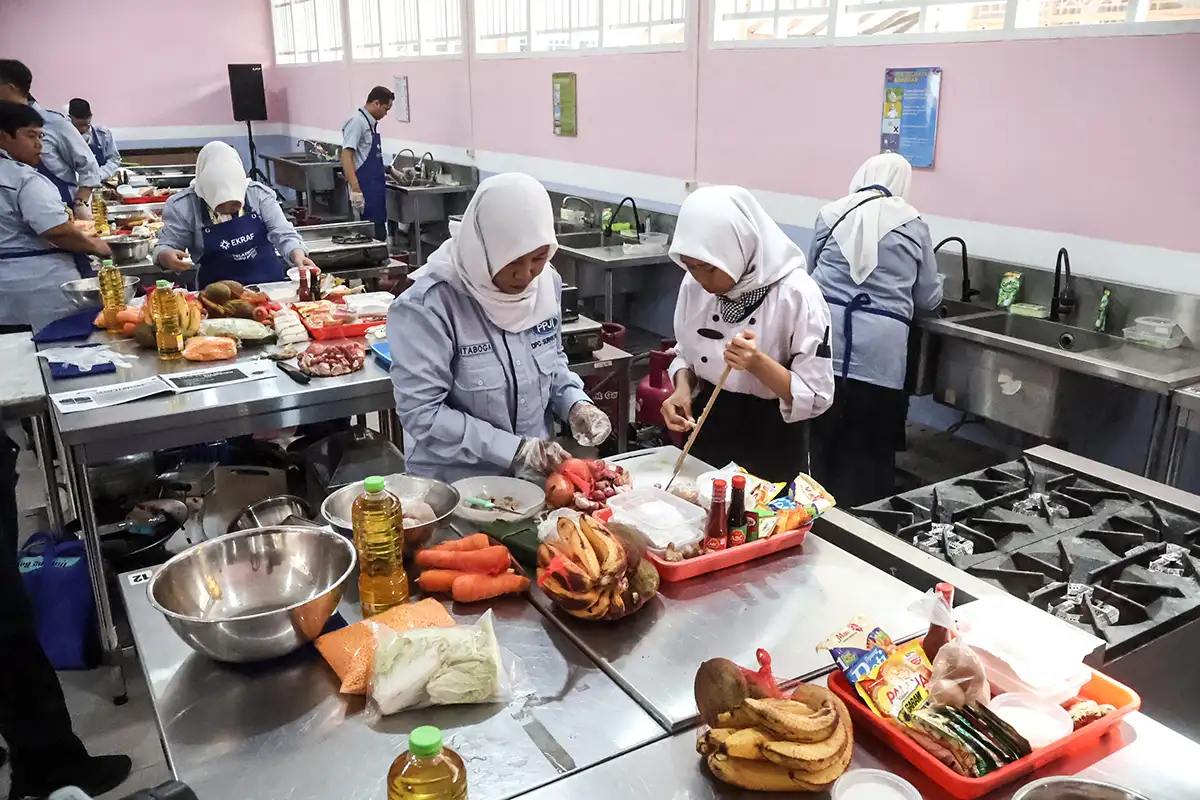 Pelatihan Juru Masak Menu Makanan Bergizi di SMK 4 Solo