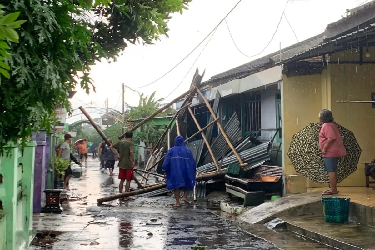 Lisus Terjang 2 Desa di Sukoharjo, Sejumlah Atap Rumah dan Warung Rusak