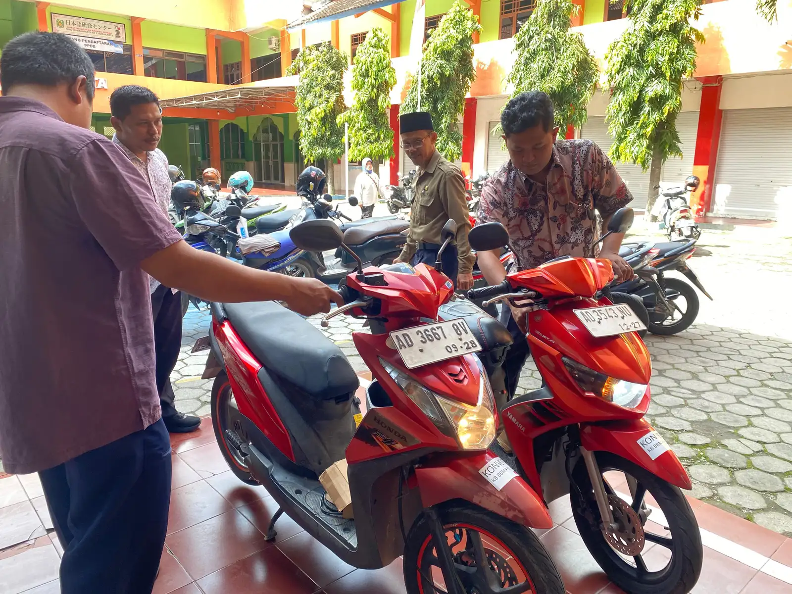 Wah! SMK Muhammadiyah 1 Solo Dapat 2 Motor Konversi Listrik dari RITE FT UNS