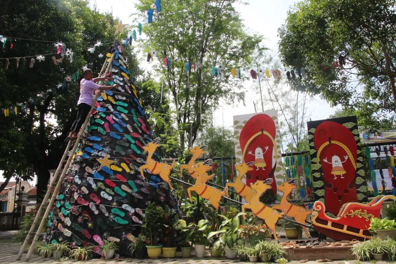 Dulu Botol Bekas, Kini Gereja Wedi Klaten Hiasi Pohon Natal dengan Sandal Jepit