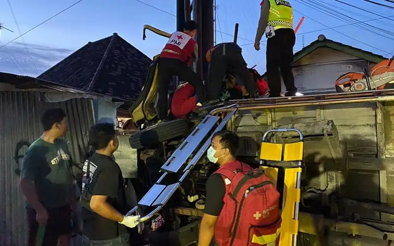 Diseruduk Bus, Truk Pupuk Terguling di Jalan Jogja-Solo Tegalmas Klaten