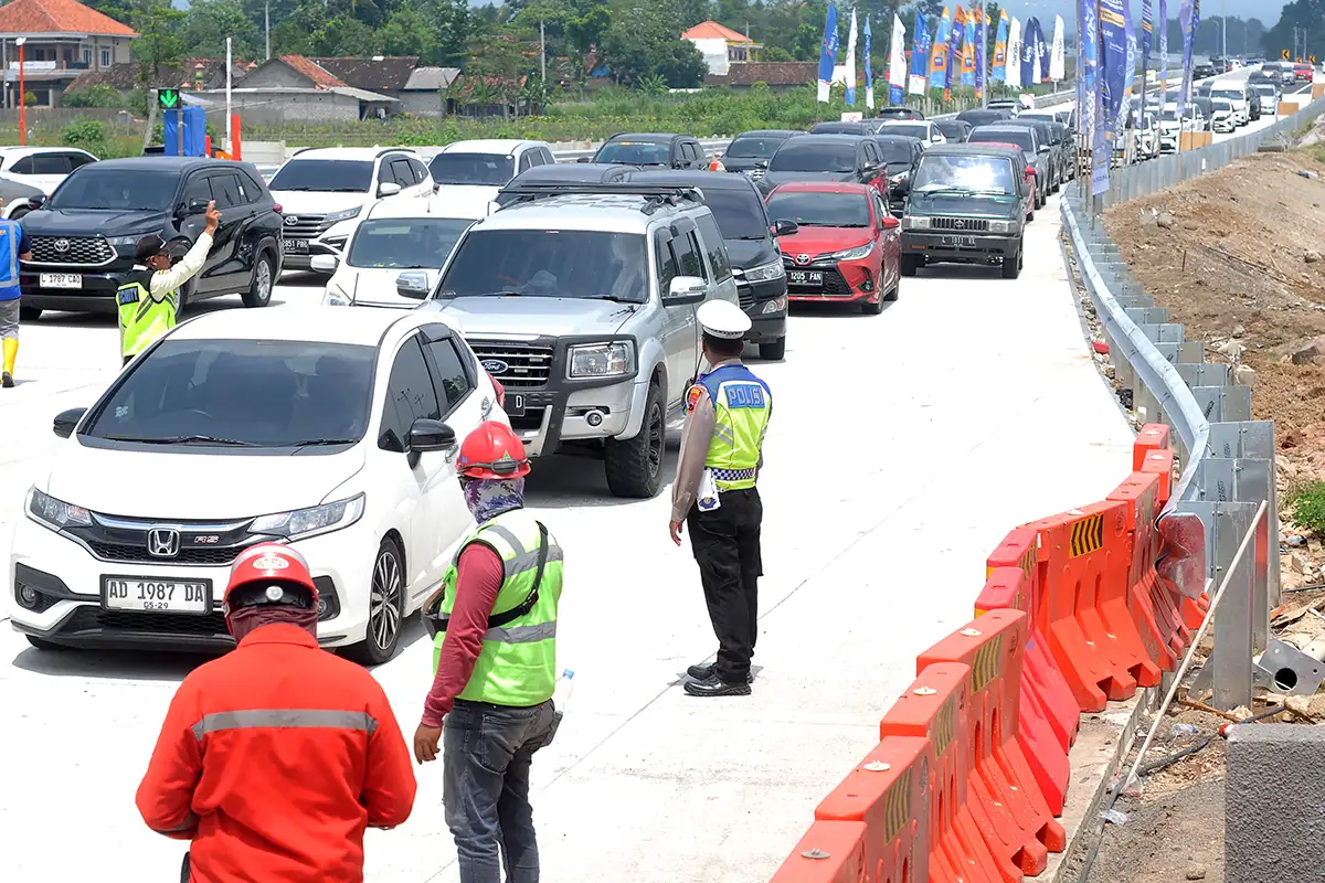 Suasana Antrean Kendaraan Keluar Gerbang Tol Prambanan Klaten