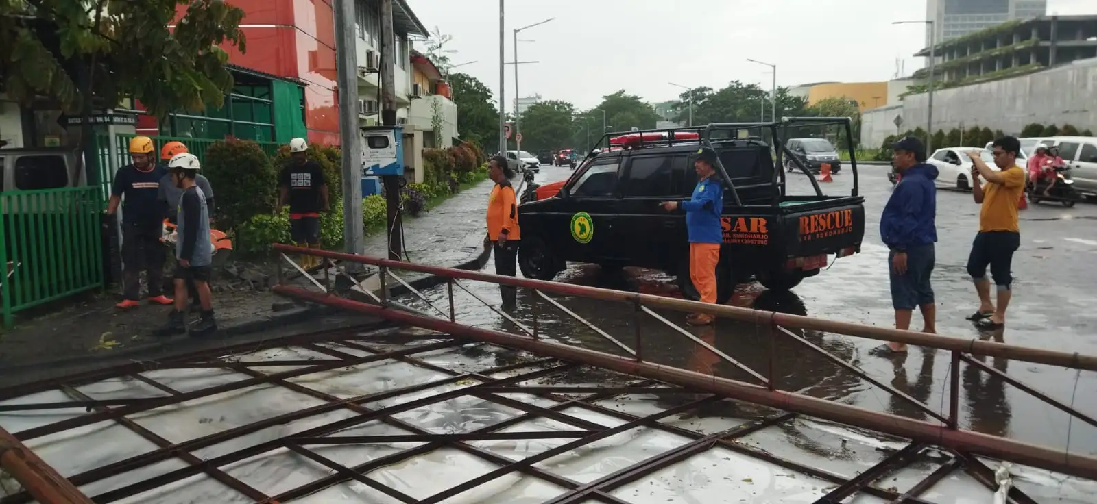 Lisus Terjang 2 Kecamatan di Sukoharjo, Pohon Tumbang dan Papan Reklame Roboh