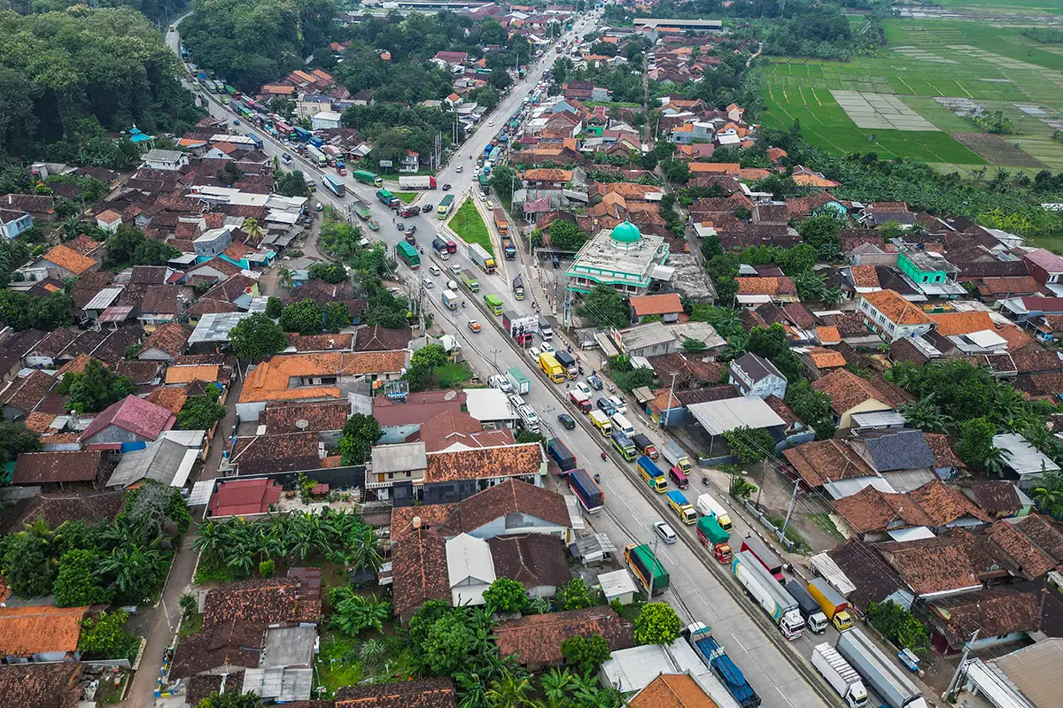 Kepadatan Truk di Jalan Pantura Batang Imbas Pembatasan Angkutan Barang