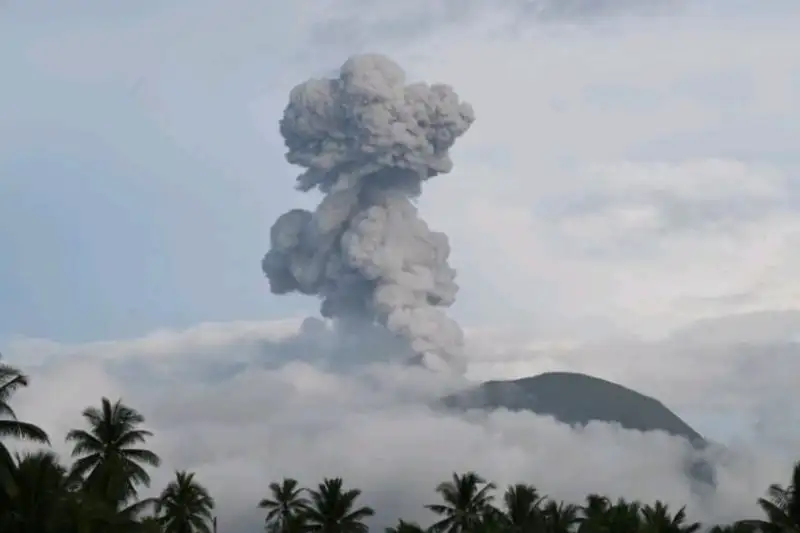 Hari Ini Gunung Ibu Semburkan Abu Vulkanik 1.200 Meter