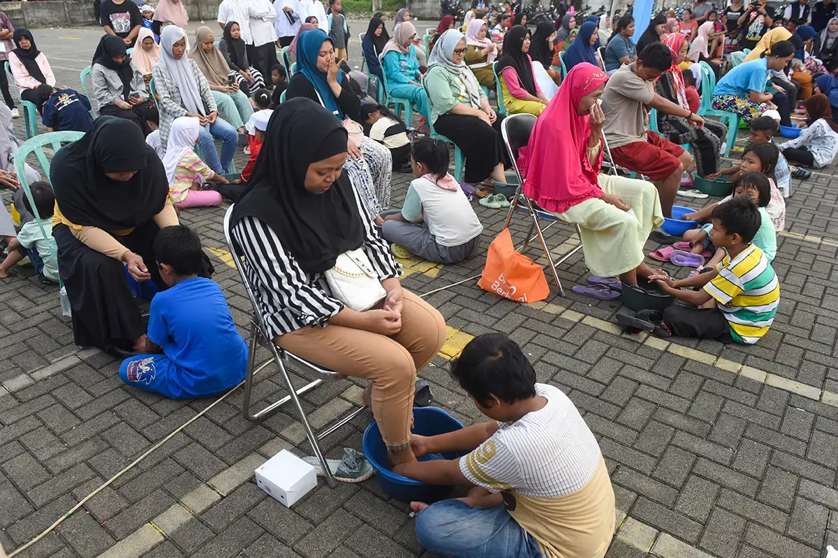 Momen Haru Aksi Anak-anak Cuci Kaki Ibu di Jakarta