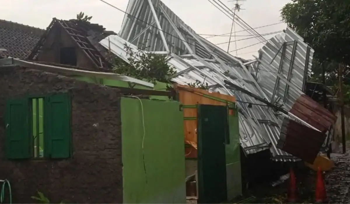 Atap Rumah Warga Laweyan Solo Ambruk Diterjang Hujan dan Angin Kencang