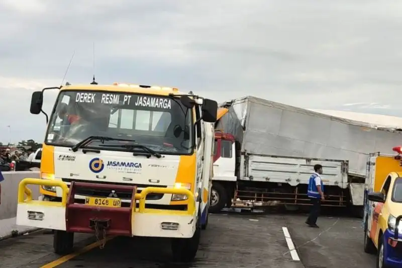 Penyebab Kecelakaan Maut di Tol Malang: Truk Glondor Tak Terkendali Ditabrak Bus