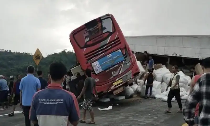 Ini 4 Korban Kecelakaan Bus Tabrak Truk di Tol Pandaan-Malang