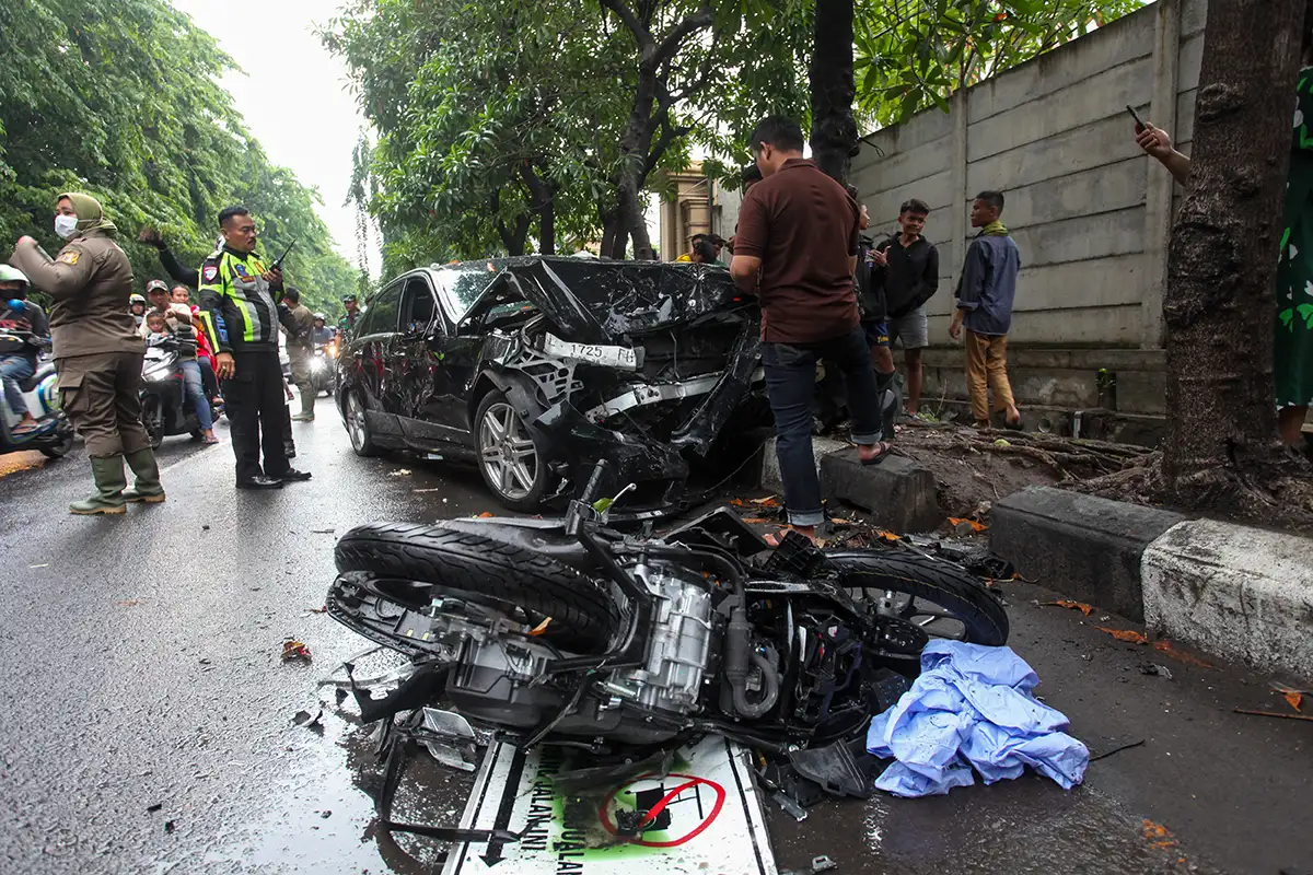 Kecelakaan Beruntun 4 Mobil & 2 Motor di Jl Kenjeran Surabaya, 1 Orang Meninggal