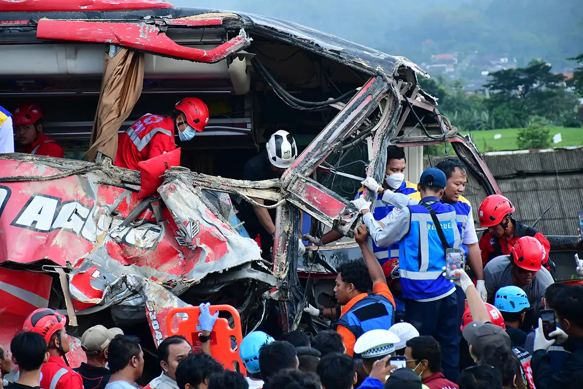 4 Orang Meninggal Akibat Kecelakaan Bus Pariwisata Vs Truk di Tol Pandaan-Malang