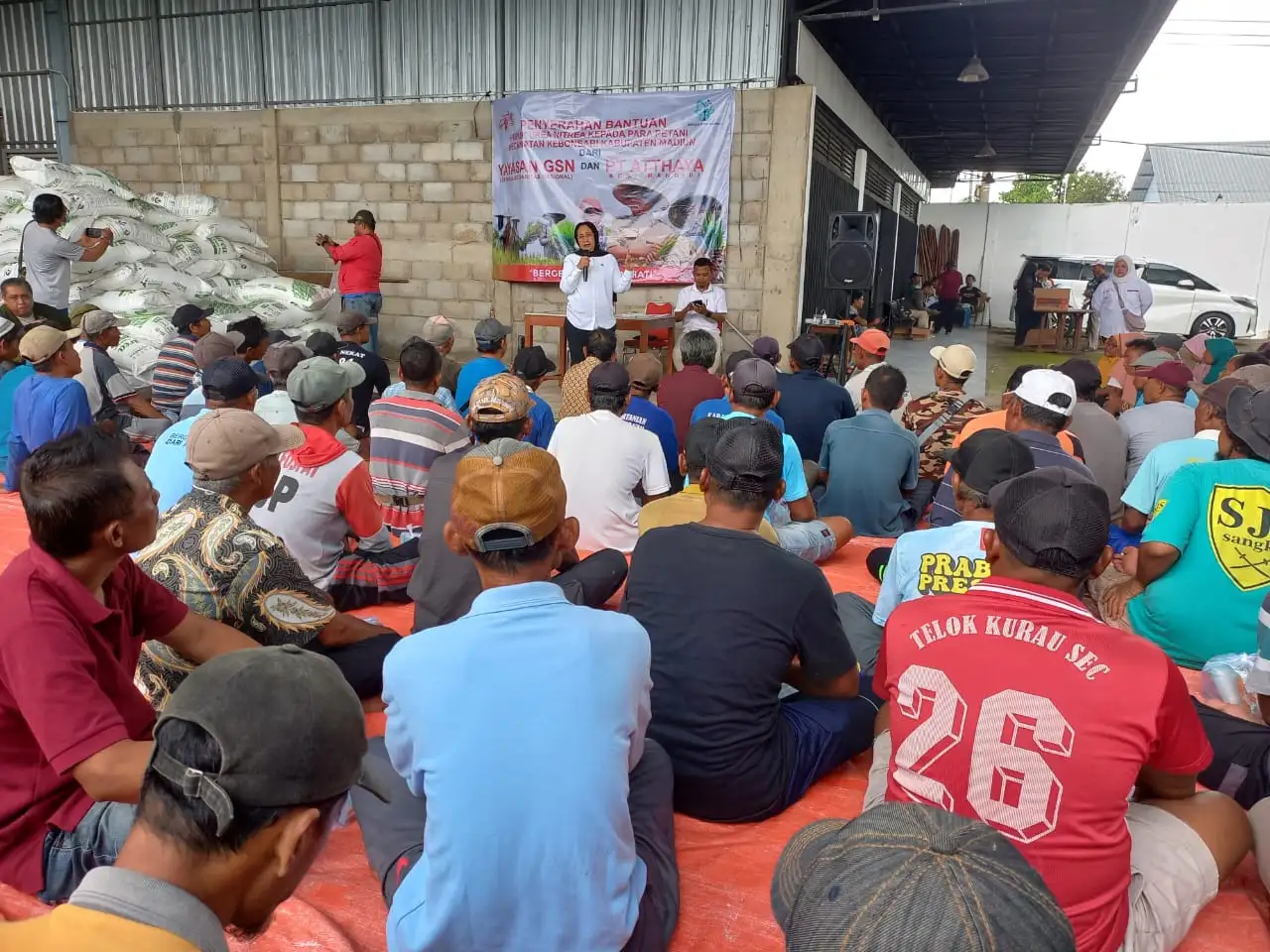 Ratusan Petani di Madiun Terima Bantuan Pupuk 10 Ton dari Yayasan Prabowo