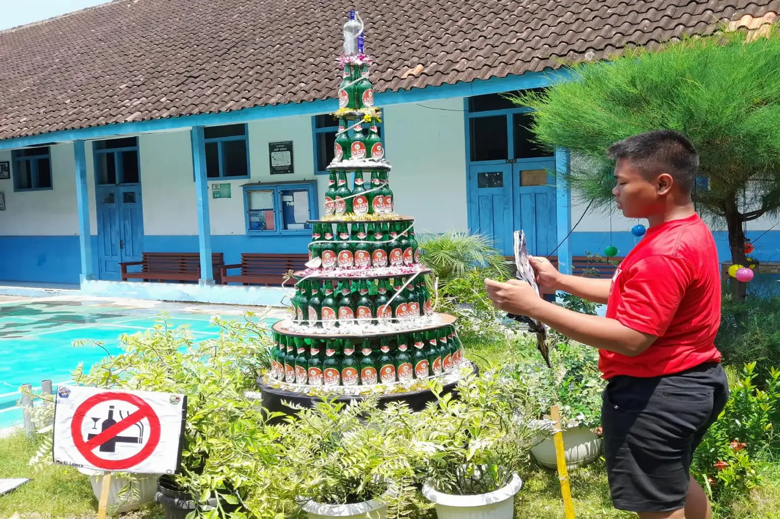 Botol Bekas Bir Disulap Jadi Pohon Natal di SMP Saverius 1 Sragen, Ini Pesannya