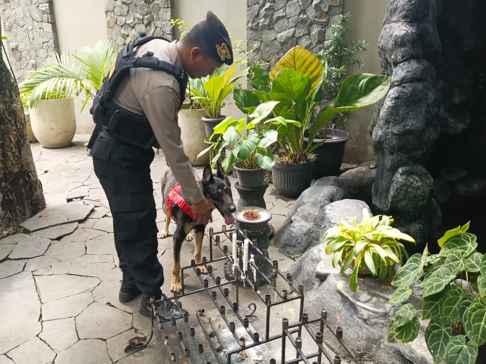 Gunakan Metal Detector, Polres Sukoharjo Sterilisasi Gereja Jelang Natal