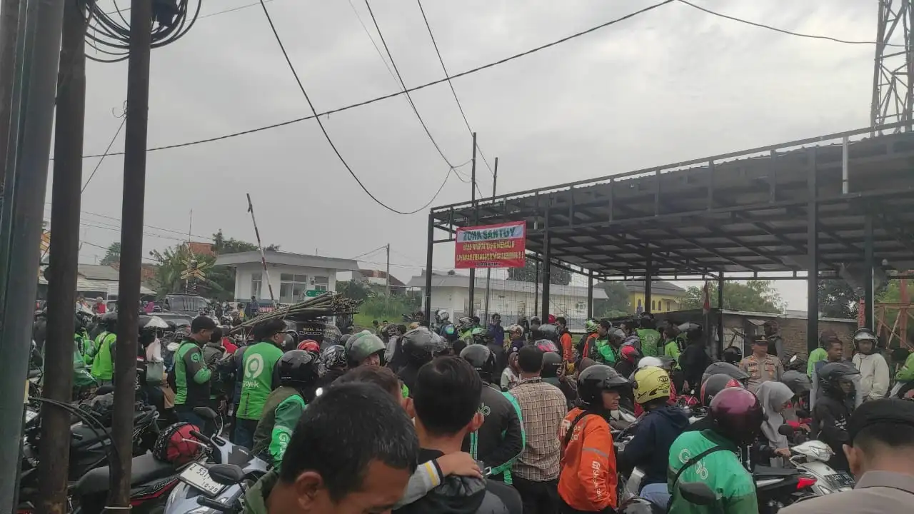 Viral Opang Diduga Sengaja Tarik Penumpang Ojol hingga Jatuh di Bandung
