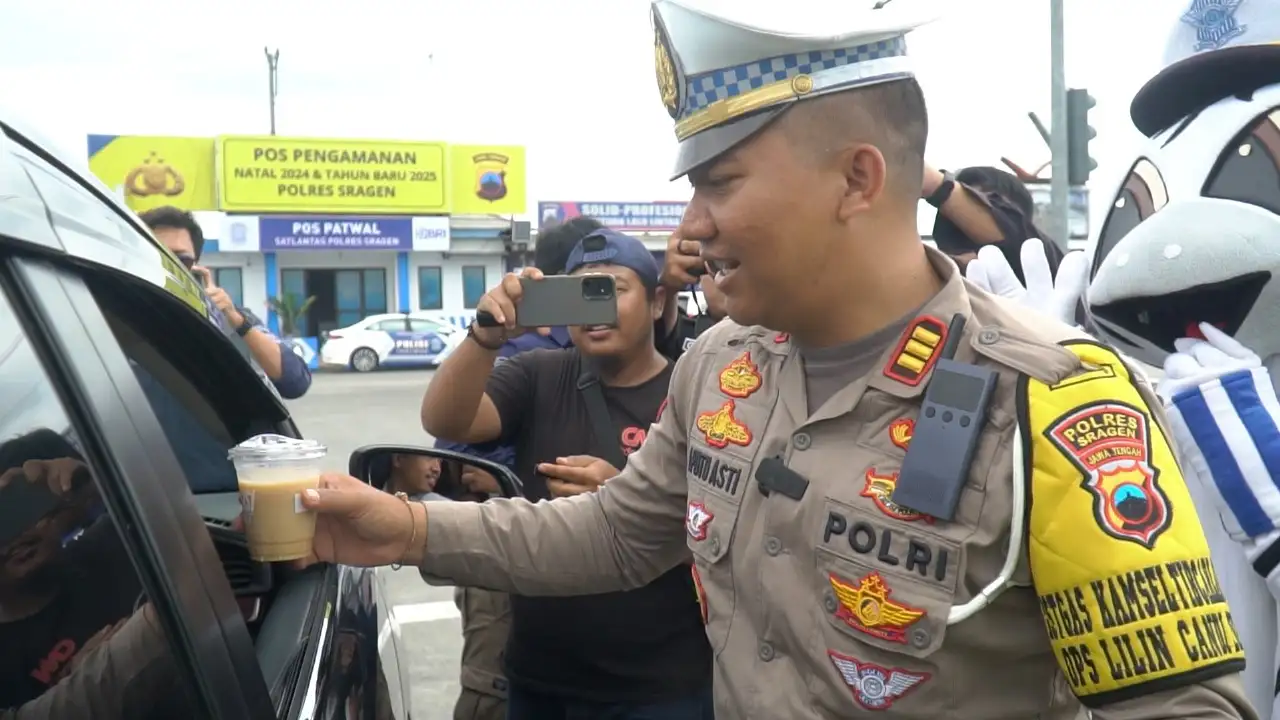 Operasi Simpatik, Polisi Sragen Bagikan Kopi kepada Pengemudi Mobil Luar Kota