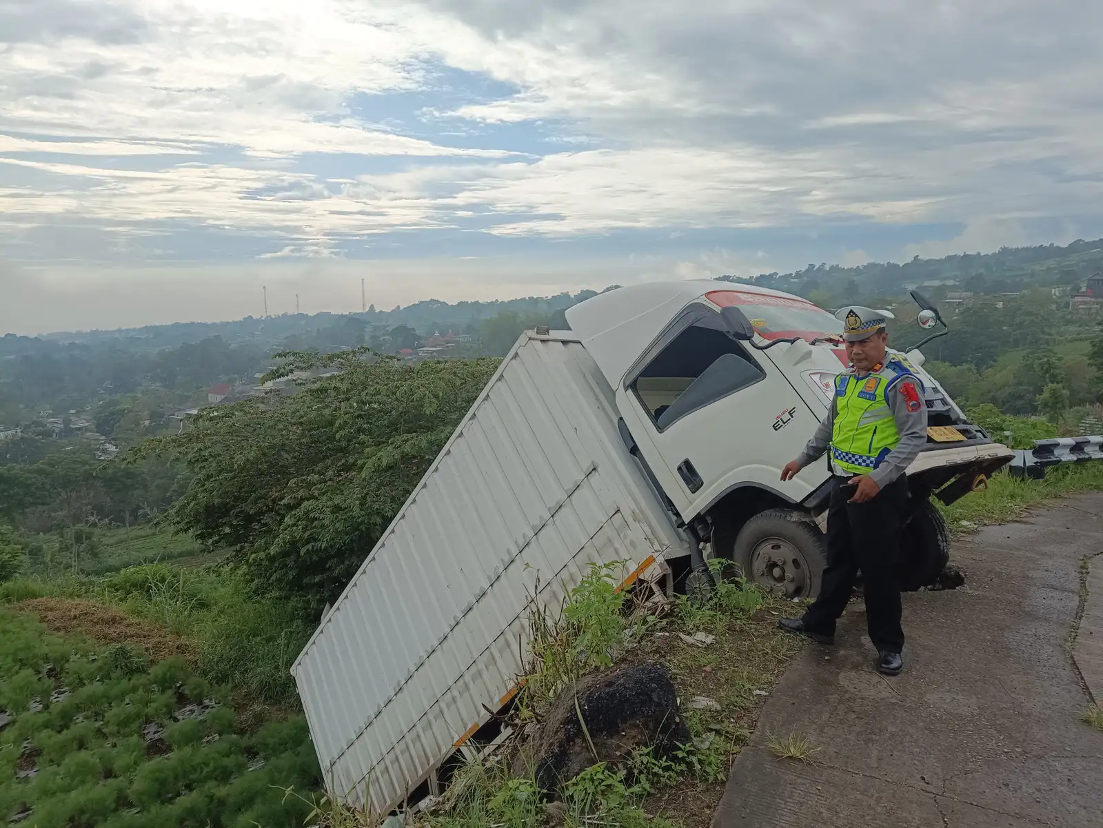 Truk Boks Terperosok di Tikungan Irung Petruk Boyolali