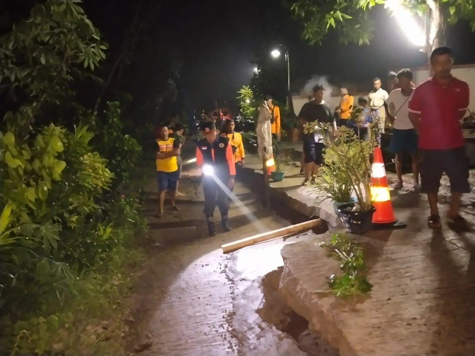Jalan Penghubung Antardukuh Desa Gading Sragen Ambles Sepanjang 40 Meter